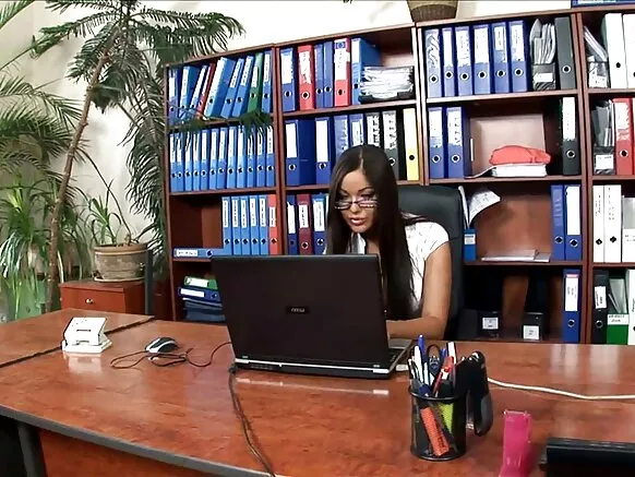ትኩስ ፀሐፊ ፊንጢጣ በትንሽ የጭኑ ከፍተኛ ስቶኪንጎች እና ባለ ተረከዝ ተበ