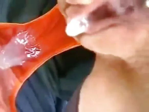 ፊንጢጣ በፊንጢጣ panties ውስጥ ስፐርም ጋር ትልቅ ዲክ ጋር farting.
